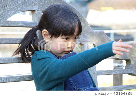 見つめる女の子 見つめる女の子 40164339
