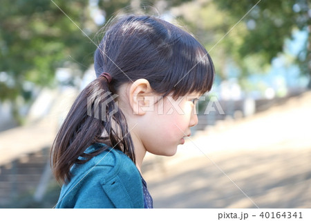 見つめる女の子 見つめる女の子 40164341