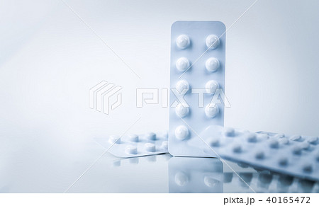 Colchicine 0.6 mg tablets pills in packaging  40165472