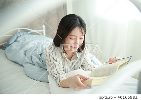若い女性 ベッド 寝台 40166983