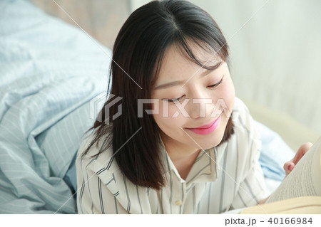 若い女性 ベッド 寝台 40166984
