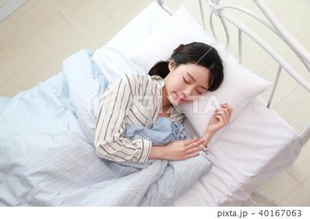 朝 若い女性 寝具 40167063