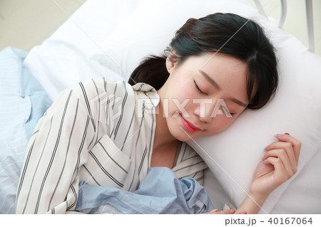 若い女性 ベッド 寝台 40167064