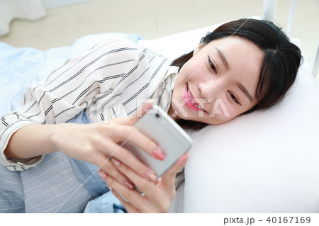 若い女性 ベッド 寝台 40167169