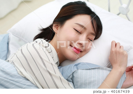 朝 若い女性 ベッド 40167439