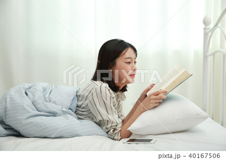 若い女性 ベッド 寝台 40167506