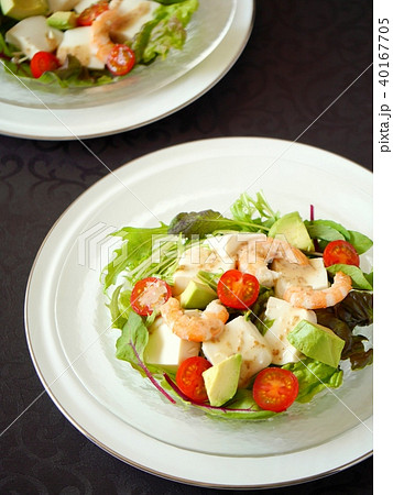 豆腐とエビのサラダ　ペア　黒背景　（ハイアングル） 40167705