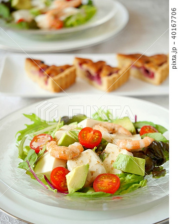 豆腐とエビのサラダランチ　（縦位置アップ） 40167706