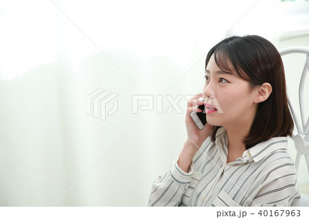 朝 若い女性 ベッド 40167963