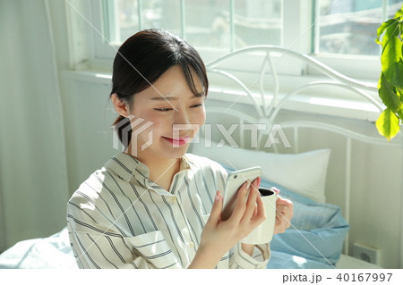 若い女性 ベッド 寝台 40167997