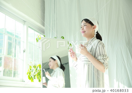 若い女性 韓国人 鏡 40168033