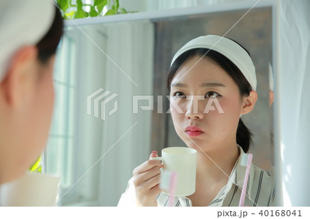 若い女性 笑顔 微笑 40168041