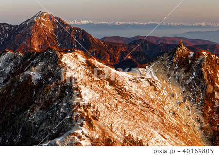 鳳凰三山・観音岳から見る朝焼けの甲斐駒ヶ岳・地蔵岳と北アルプスの山並み 鳳凰三山・観音岳から見る朝焼けの甲斐駒ヶ岳・地蔵岳と北アルプスの山並み 40169805