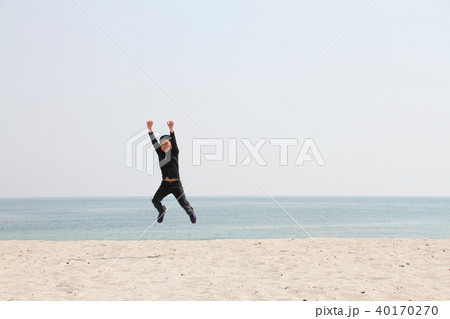 喜びのイメージ 初夏の砂浜でジャンプ 喜びのイメージ 初夏の砂浜でジャンプ 40170270