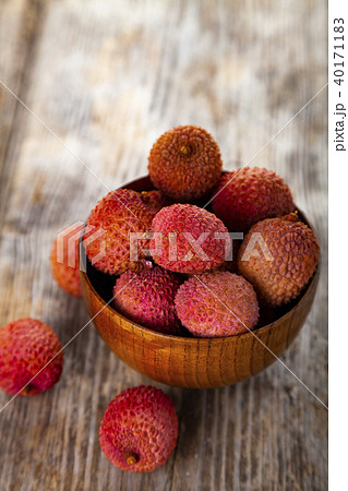 Lychee in a wooden bowl Lychee in a wooden bowl 40171183