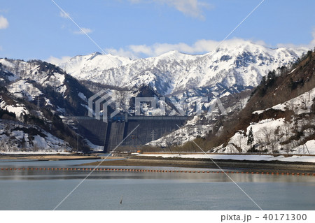 春の只見湖と残雪の山　福島県只見町 40171300