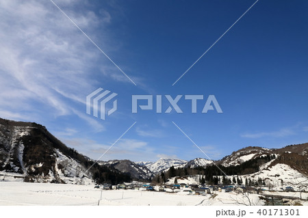 残雪の里山と青い空　福島県只見町 40171301