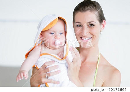 Mother and her newborn child at infant swimming class 40171665