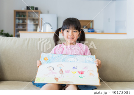 女の子、幼稚園児、リビング 40172085