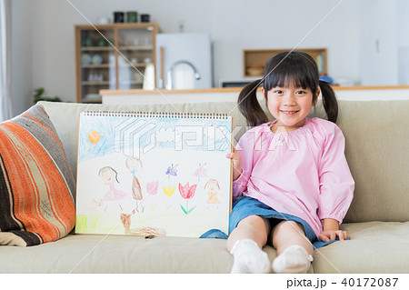 女の子、幼稚園児、リビング 40172087