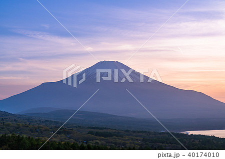 《山梨県》夕暮れの富士山と山中湖《パノラマ台にて》 《山梨県》夕暮れの富士山と山中湖《パノラマ台にて》 40174010