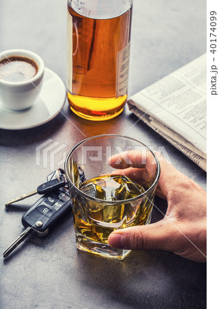 Glass of alcohol hand man the keys to the car. Glass of alcohol hand man the keys to the car. 40174099