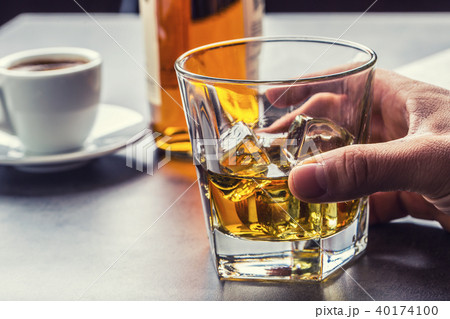 Hand alcoholic and drink the distillate whiskey. 40174100
