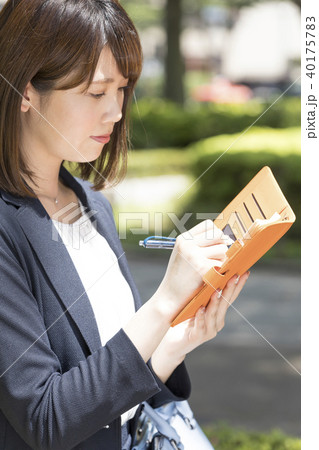 メモを取る女性、屋外、20代、女性、明るいイメージ 40175783