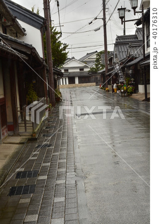 【兵庫県　丹波篠山】妻入商家の町並み・雨の風景 40176310