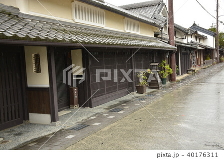 【兵庫県　丹波篠山】妻入商家の町並み・雨の風景 40176311