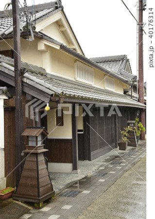 【兵庫県　丹波篠山】妻入商家の町並み・雨の風景 40176314
