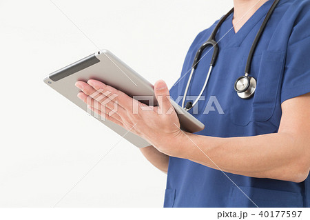 タブレットを持つ医者 40177597