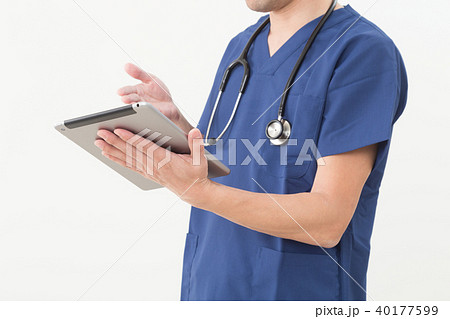 タブレットを持つ医師 タブレットを持つ医師 40177599