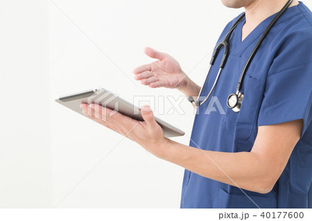 タブレットを持つ医者 40177600