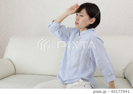 めまいがする女性 めまいがする女性 40177941