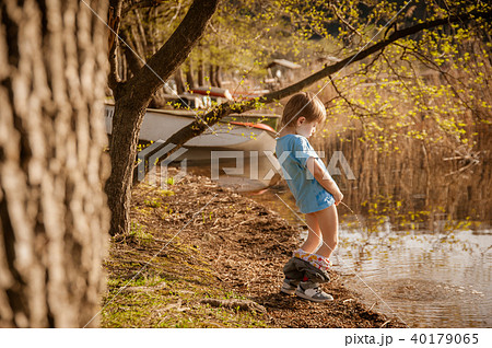 blond child pee in the lake 40179065
