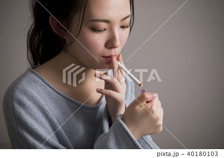 喫煙する若い女性 喫煙する若い女性 40180103