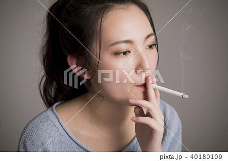 喫煙する若い女性の写真素材