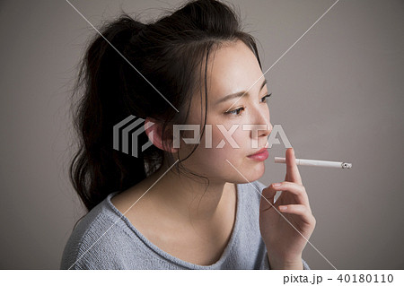 喫煙する若い女性 40180110
