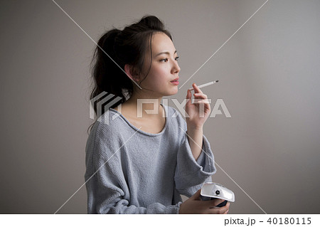 喫煙する若い女性の写真素材