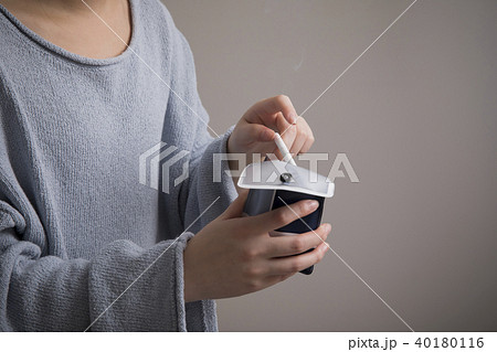 喫煙する若い女性 40180116