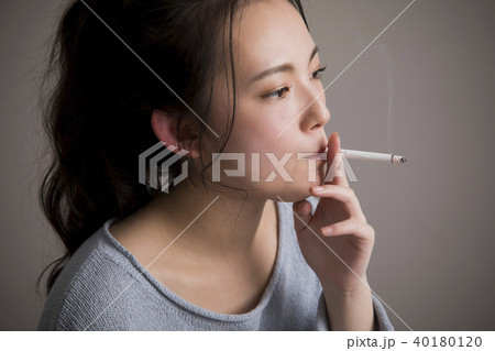 喫煙する若い女性 40180120