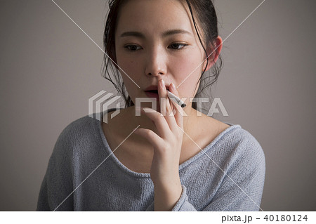 喫煙する若い女性 40180124