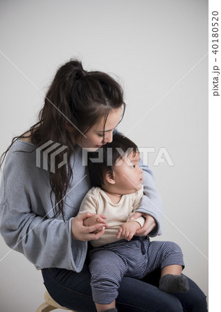 若いママと赤ちゃん 若いママと赤ちゃん 40180520