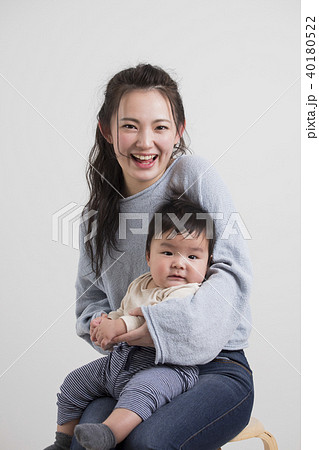 若いママと赤ちゃんの写真素材
