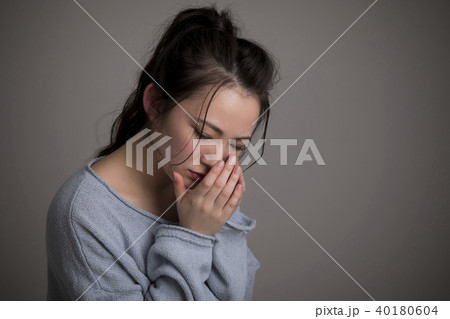 悲しむ女性 40180604