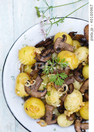 potatoes with cilantro 40180967