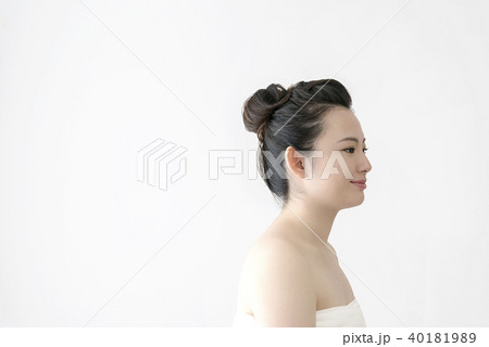 笑顔の若い女性の美容イメージ 横顔の写真素材