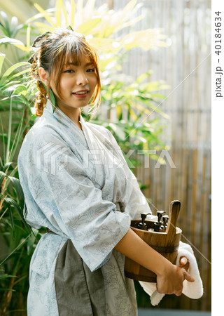 Onsen series: Asian woman holding wooden bucket 40184634