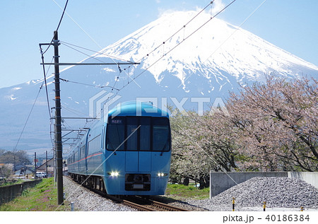 御殿場線 御殿場付近の富士山 Mse特急列車 の写真素材